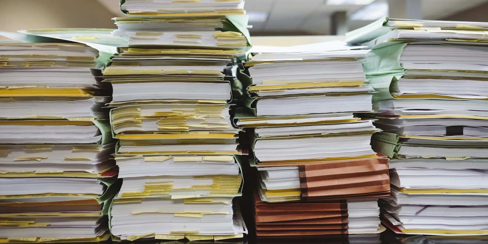 Pilas de expedientes y carpetas de papel en una oficina