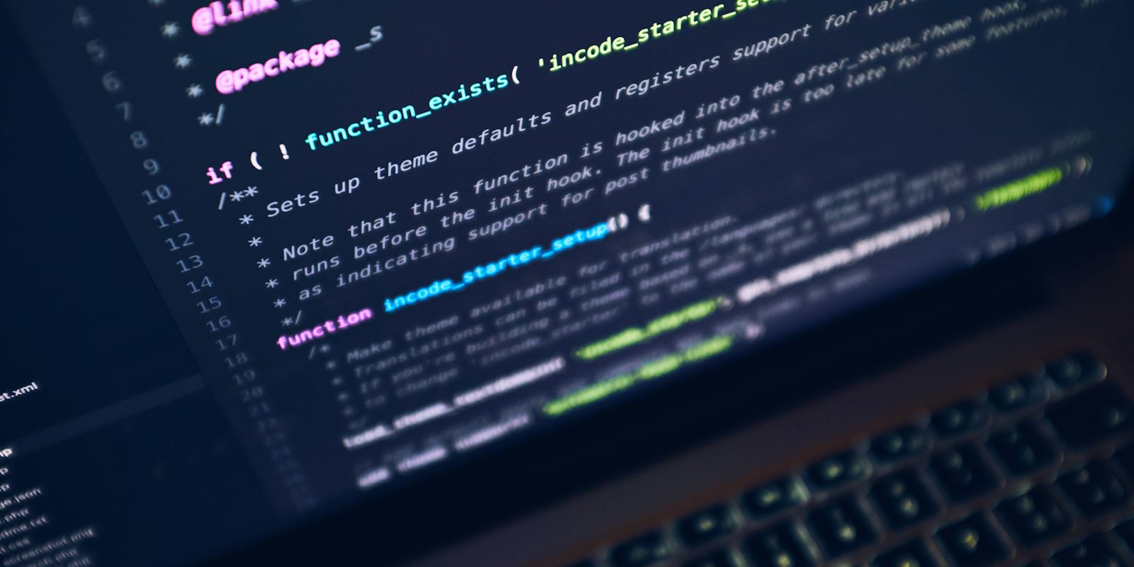 Código de programación en una pantalla oscura