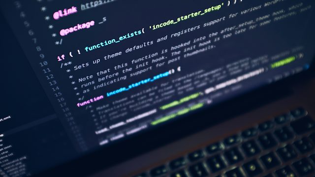 Código de programación en una pantalla oscura