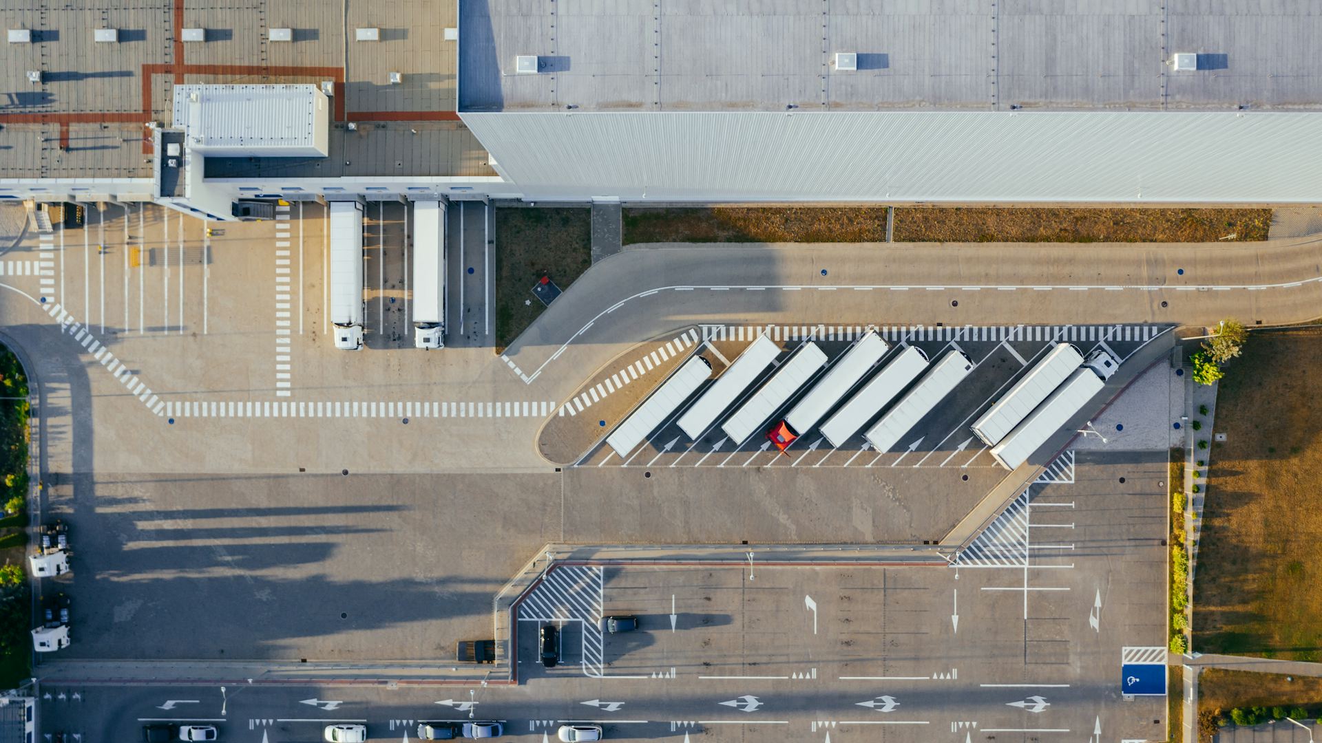 Vista aérea de un centro de distribución con remolques en los andenes