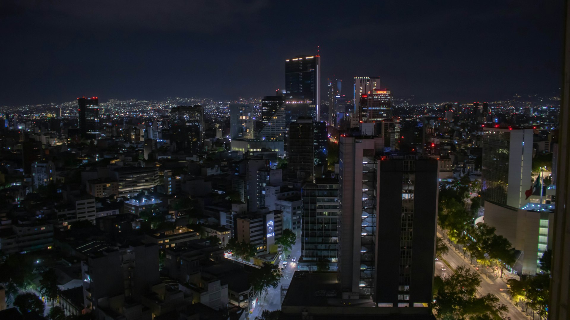 Vista nocturna de edificios de la Ciudad de México